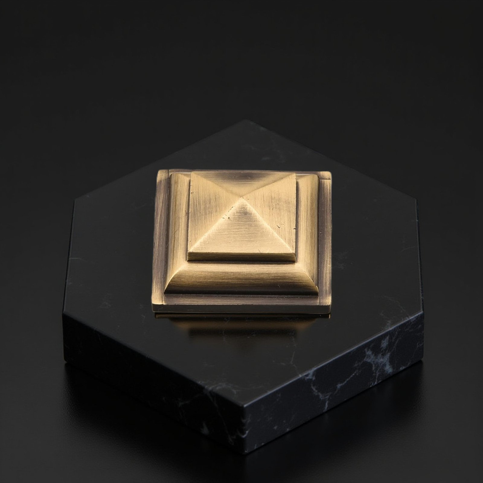 Royal Pyramid Mirror Cap